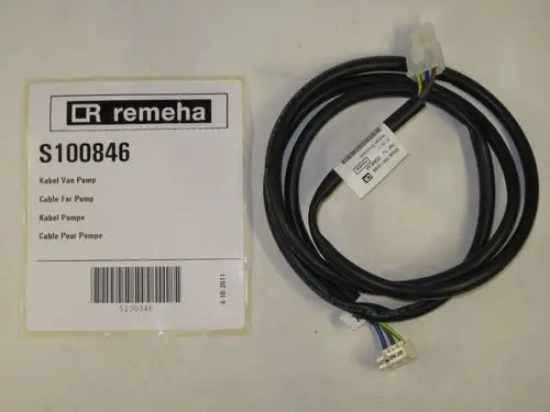 Kabel von Remeha mit mehreren Drähten in Schwarz und einem weißen Stecker. Auf dem Etikett sind Produktinformationen in mehreren Sprachen angegeben.